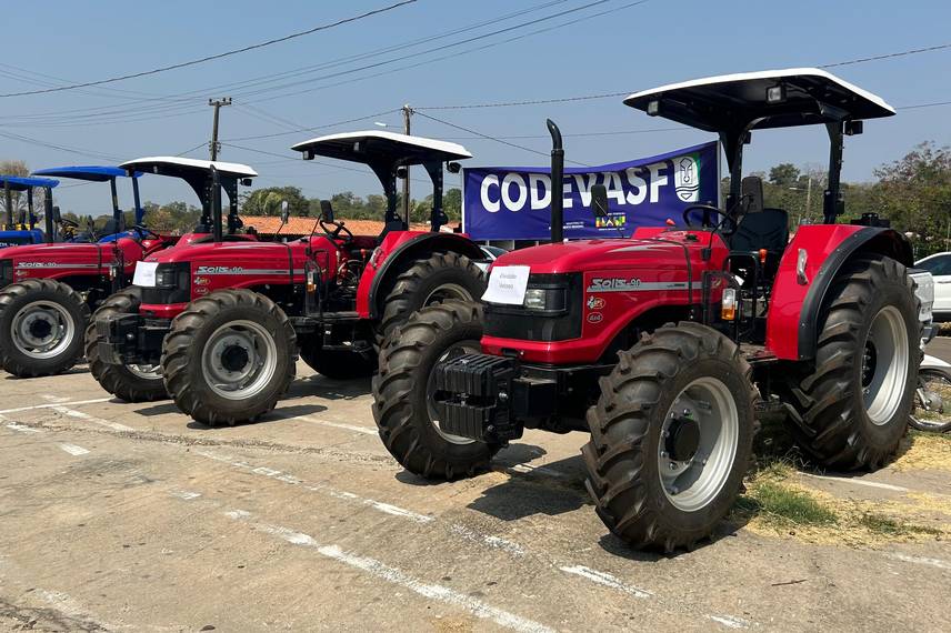 Ministro Wellington Dias entrega 45 tratores para municípios piauienses Ministro Wellington Dias entrega 45 tratores para municípios piauienses