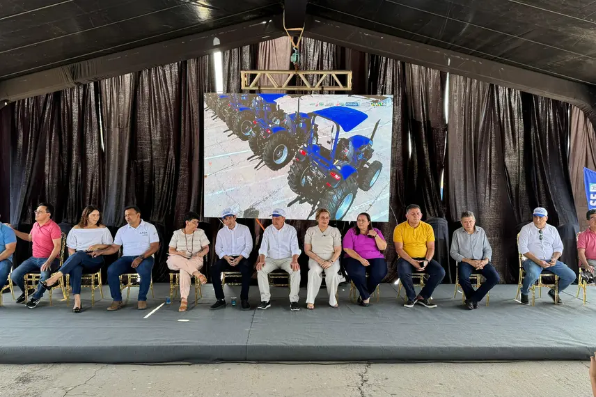 Ministro Wellington Dias entrega 45 tratores para municípios piauienses