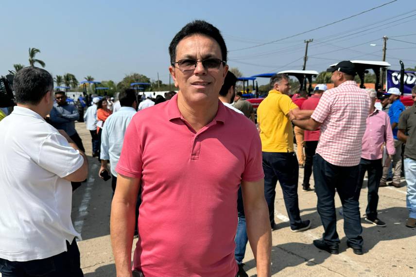 Ministro Wellington Dias entrega 45 tratores para municípios piauienses Ministro Wellington Dias entrega 45 tratores para municípios piauienses