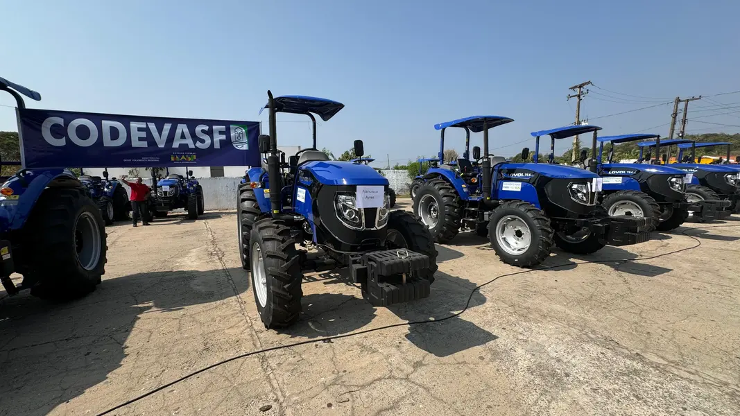 Ministro Wellington Dias entrega 45 tratores para municípios piauienses