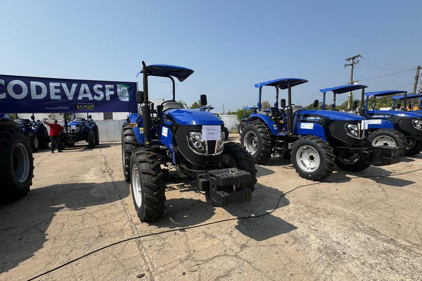 Ministro Wellington Dias entrega 45 tratores para municípios piauienses Ministro Wellington Dias entrega 45 tratores para municípios piauienses