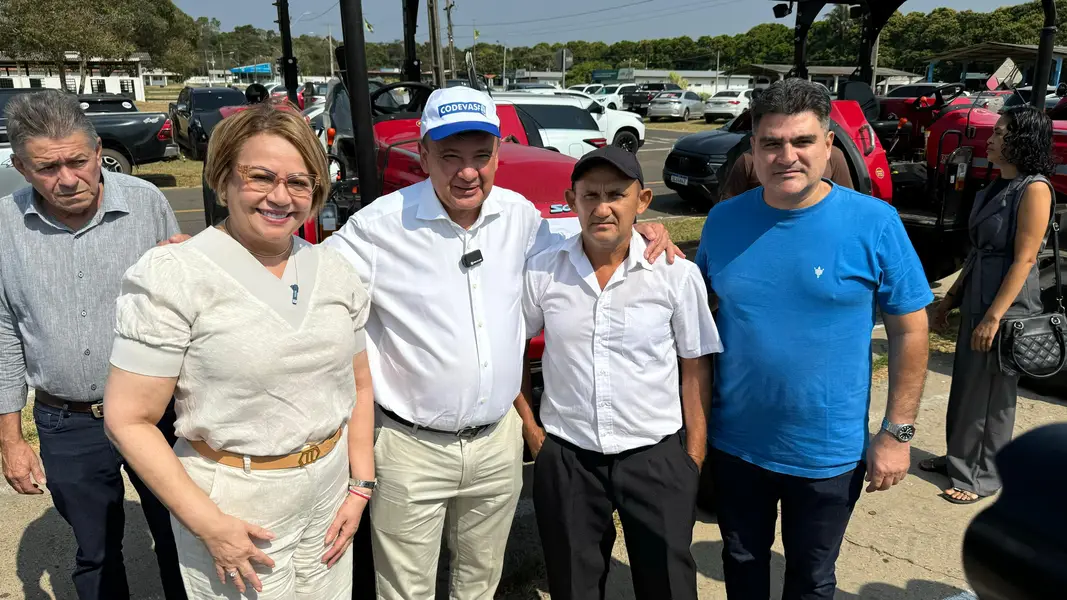 Ministro Wellington Dias entrega 45 tratores para municípios piauienses