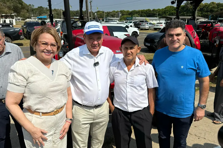 Ministro Wellington Dias entrega 45 tratores para municípios piauienses