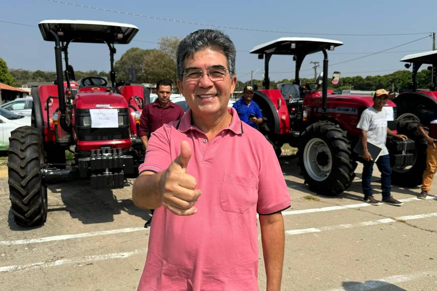 Ministro Wellington Dias entrega 45 tratores para municípios piauienses Ministro Wellington Dias entrega 45 tratores para municípios piauienses