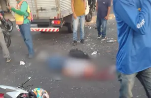 Motociclista fica gravemente ferido após bater na frente de caminhão em Teresina (Foto: Reprodução)