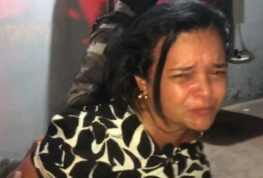 Mulher embriagada é presa após causar confusão em espetaria