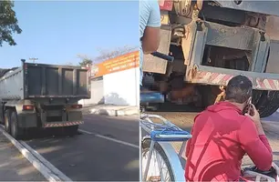 Mulher sofre grave acidente e fica presa entre rodas de caminhão em Teresina (Foto: Reprodução)