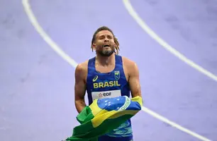 O fluminense Ricardo Mendonça celebra a conquista da medalha de ouro nos 100m, classe T37 (Foto: Douglas Magno/CPB)