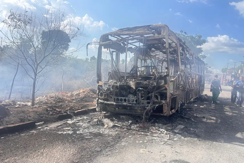 Ônibus fica totalmente destruído após pegar fogo em Teresina