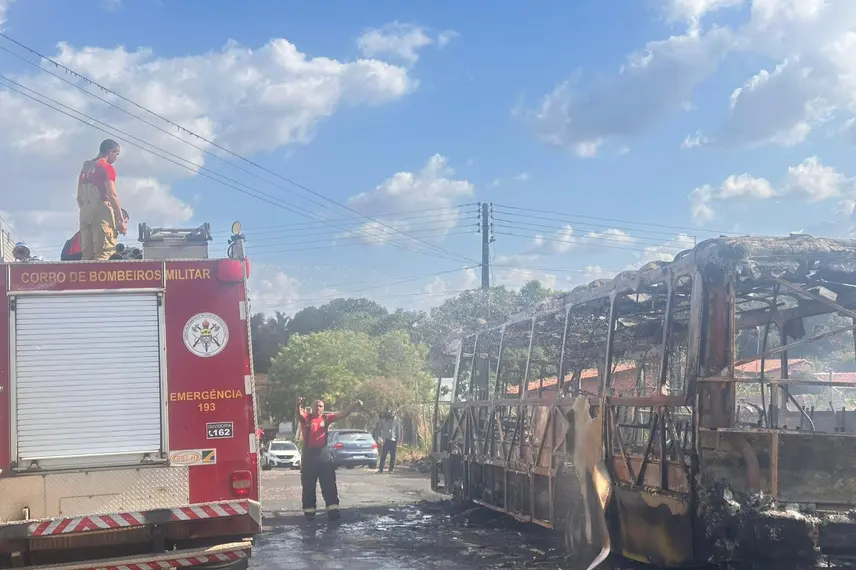 Ônibus fica totalmente destruído após pegar fogo em Teresina