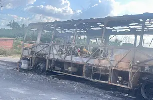 Ônibus fica totalmente destruído após pegar fogo em Teresina (Foto: Kassio Cavalcante / Conecta Piauí)