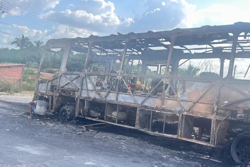 Ônibus fica totalmente destruído após pegar fogo em Teresina