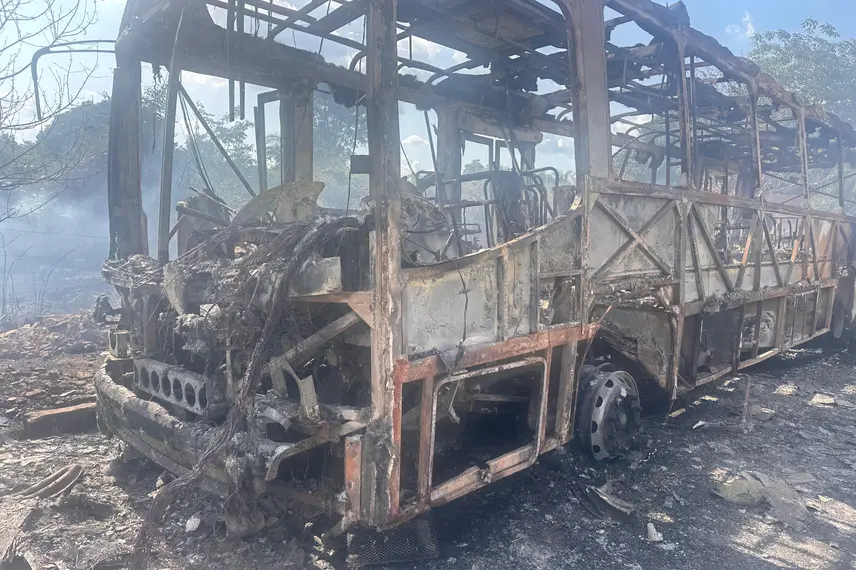 Ônibus fica totalmente destruído após pegar fogo em Teresina
