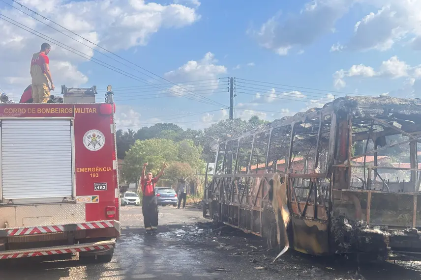 Ônibus fica totalmente destruído após pegar fogo em Teresina