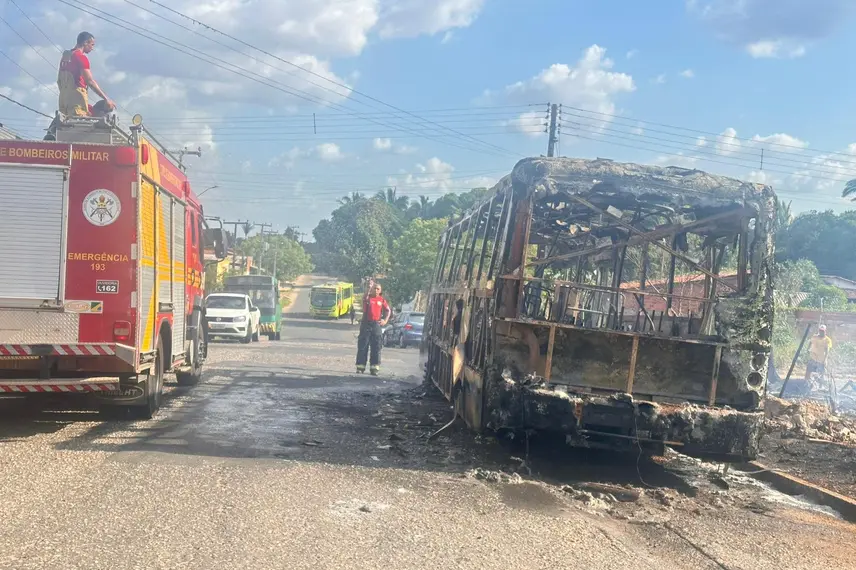 Ônibus fica totalmente destruído após pegar fogo em Teresina