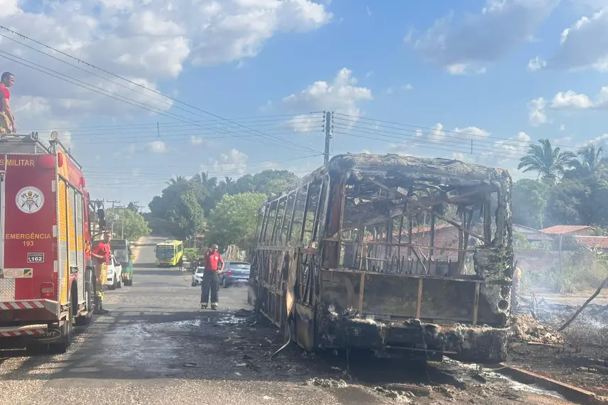 Ônibus fica totalmente destruído após pegar fogo em Teresina