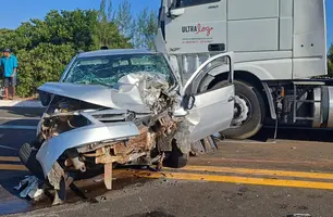 Pai e filhos ficaram feridos após colisão contra caminhão (Foto: Reprodução)