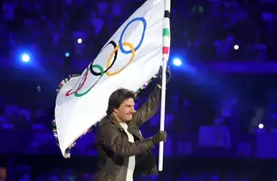 Paris entrega bastão para Los Angeles 2028 no encerramento dos Jogos (Foto: Phil Noble)