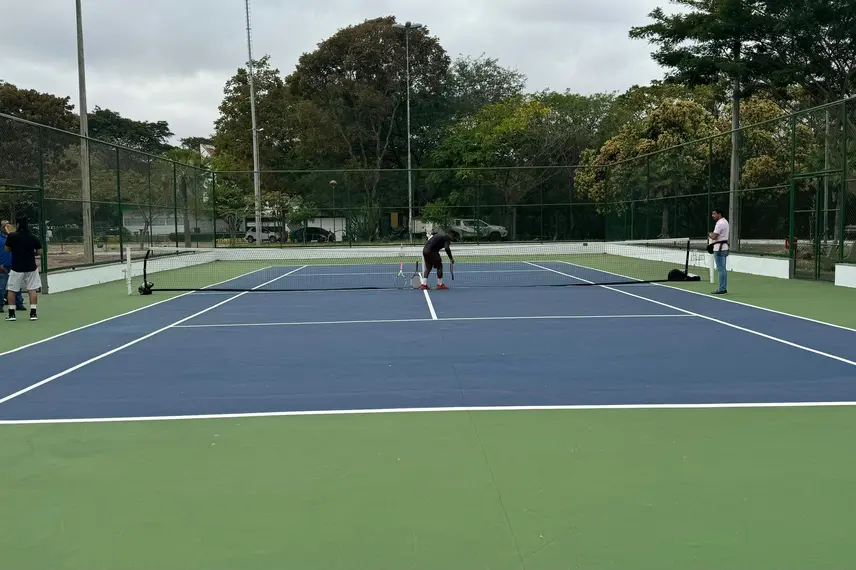 Quadra de tenis no parque Potycabana