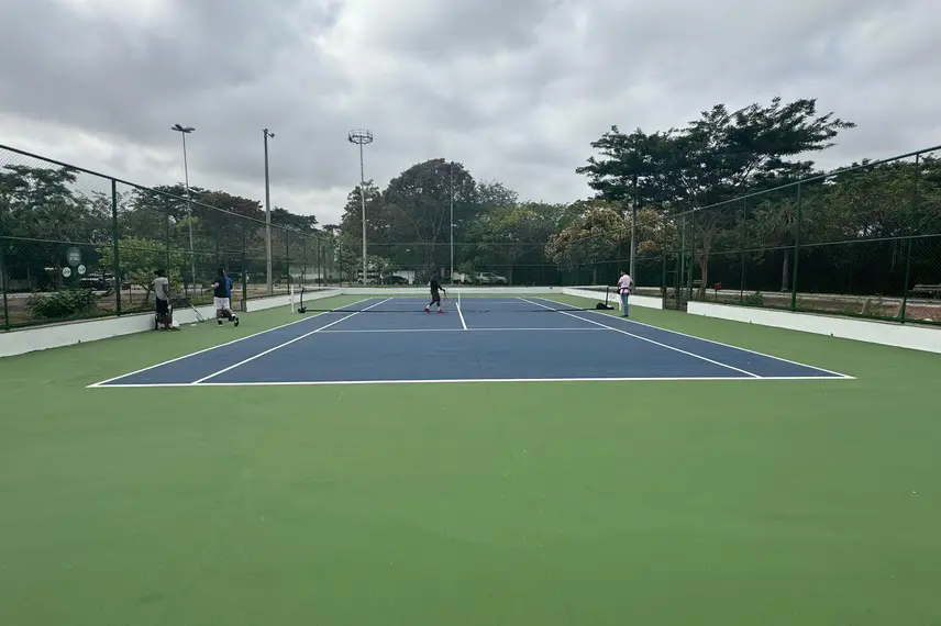 Quadra de tenis no parque Potycabana