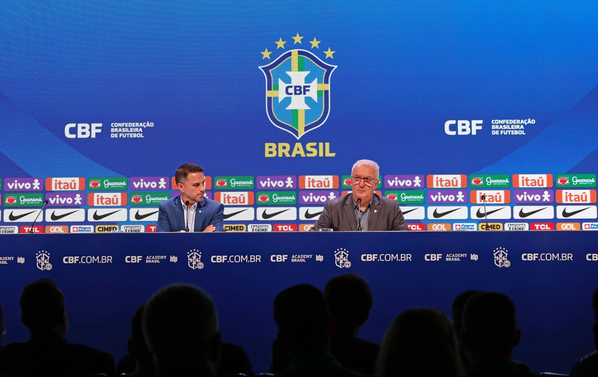 Rodrigo Caetano e Dorival Junior durante a convocação da Seleção Brasileira