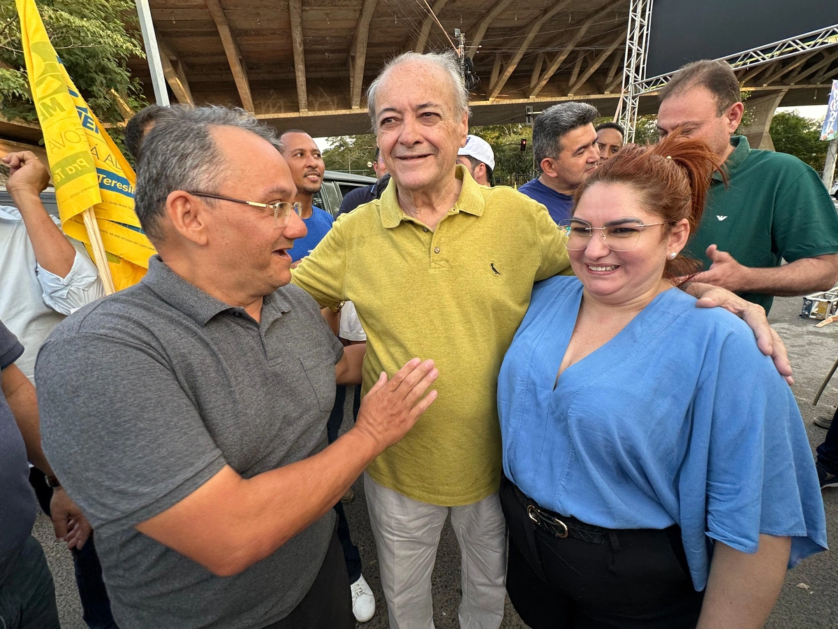 Sílvio Mendes realiza adesivaço no estacionamento da Ponte Estaiada em Teresina