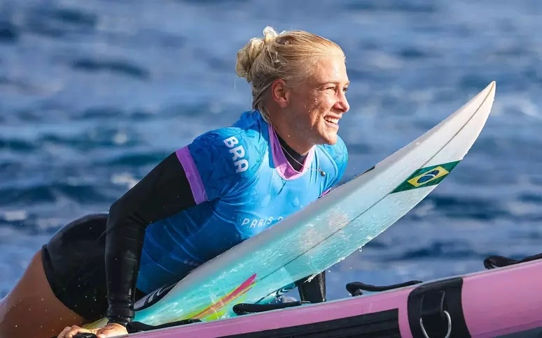 Surfe feminino: Tatiana Weston-Webb leva primeira medalha de prata para o Brasil