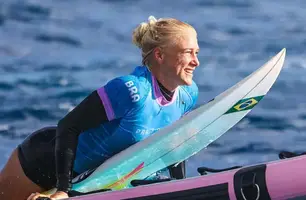 Surfe feminino: Tatiana Weston-Webb leva primeira medalha de prata para o Brasil (Foto: Reprodução)