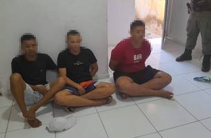 Trio é preso suspeito comercializar drogas em casa na zona Sudeste de Teresina (Foto: Divulgação/PMPI)