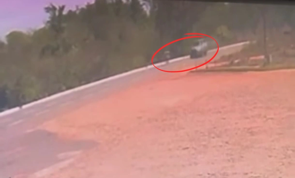 Vídeo flagra ciclista sendo arremessado ao ser atropelado por carro em Brasileira