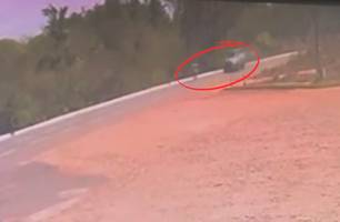 Vídeo flagra ciclista sendo arremessado ao ser atropelado por carro em Brasileira (Foto: Reprodução)