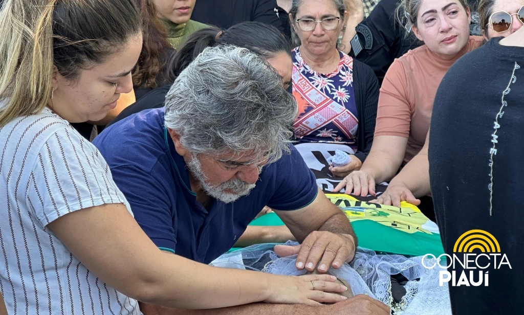Amigos e familiares prestam último adeus ao policial Marcelo Soares em Teresina