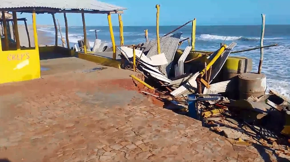 Barracas são destruídas por fenômeno conhecido como 'ressaca' do mar