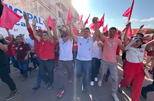 Candidato a prefeito Chico Pitu realiza caminhada com governador em Marcolândia (Foto: James Rodrigues/Conecta Piauí)