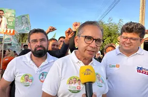 Candidato Dr. Hélio realiza caminhada no bairro Simplício Dias, em Parnaíba (Foto: Kassio Cavalcante/Conecta Piauí)