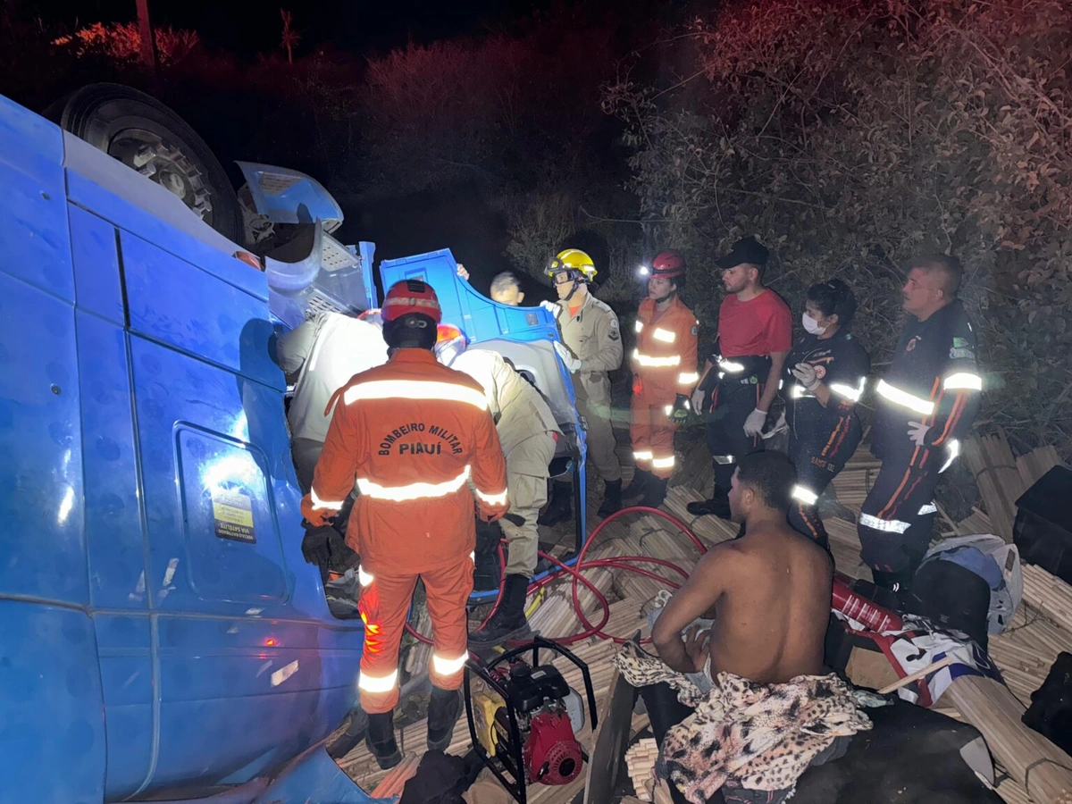 Carreta tomba por falha nos freios e deixa passageiro preso nas ferragens no Piauí