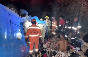 Carreta tomba por falha nos freios e deixa passageiro preso nas ferragens no Piauí (Foto: Reprodução/Cidadesnanet)