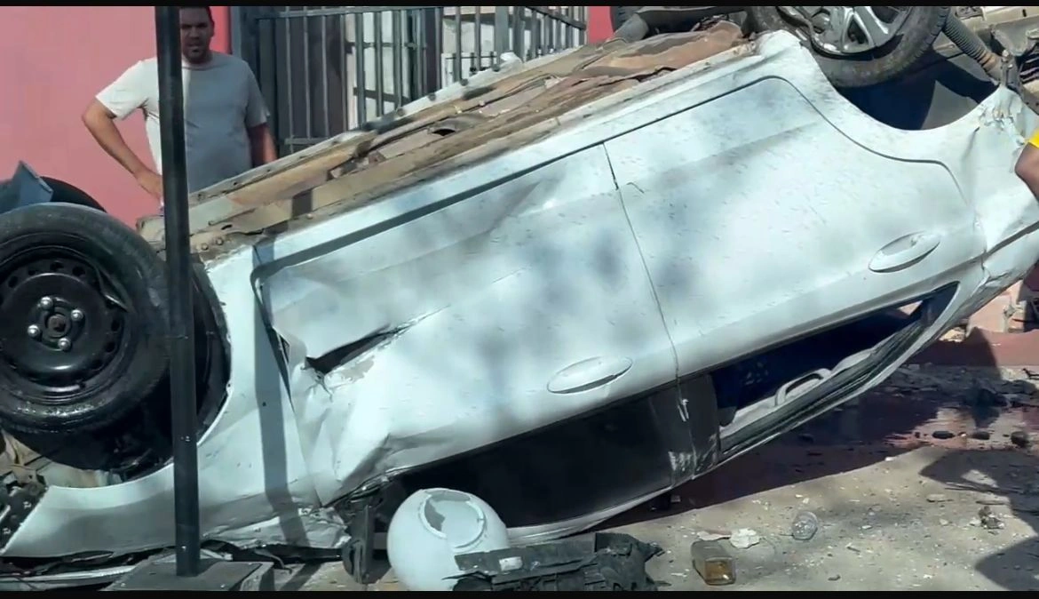 Carro colide contra muro de motel em Teresina
