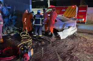 Colisão entre carros deixa motorista preso nas ferragens na zona Leste de Teresina (Foto: Reprodução)