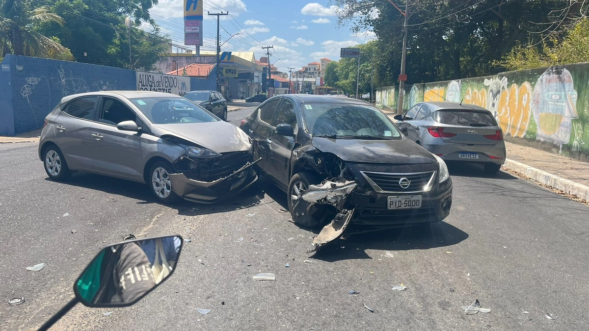 Colisão entre dois carros é registrada na av. Homero Castelo Branco, em Teresina