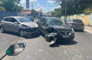 Colisão entre dois carros é registrada na av. Homero Castelo Branco, em Teresina (Foto: Gabriel Prado/Conecta Piauí)