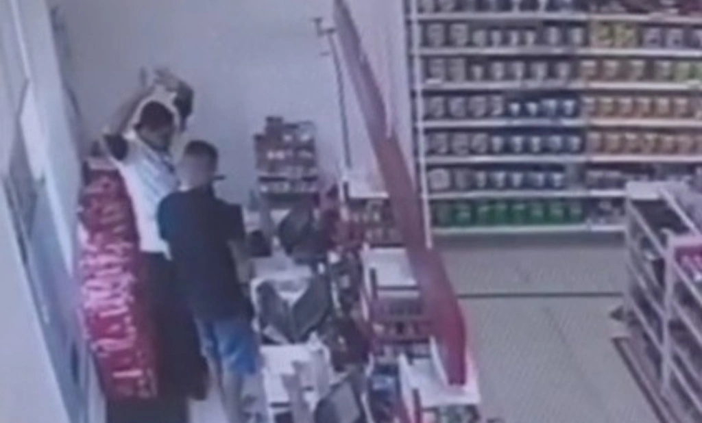 Dupla de criminosos ‘toca o terror’ em farmácia na av. Frei Serafim, em Teresina