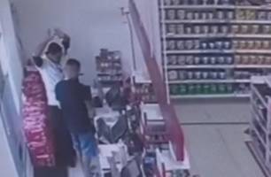 Dupla de criminosos ‘toca o terror’ em farmácia na av. Frei Serafim, em Teresina (Foto: Reprodução)