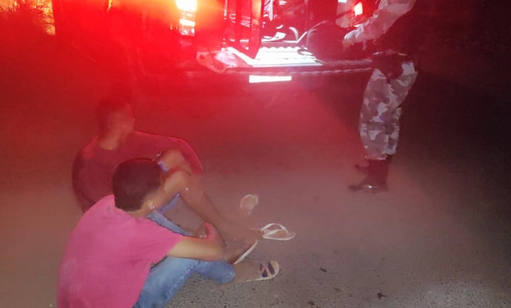 Dupla é presa ao tentar esconder moto roubada e arma dentro de matagal em Teresina