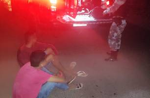 Dupla é presa ao tentar esconder moto roubada e arma dentro de matagal em Teresina (Foto: Divulgação/PMPI)