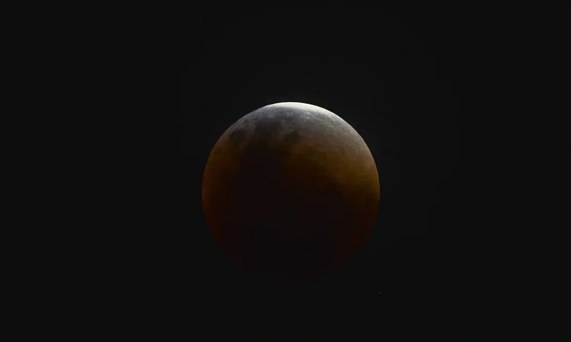 Eclipse parcial da Lua acontece hoje e será visível em todo o Brasil