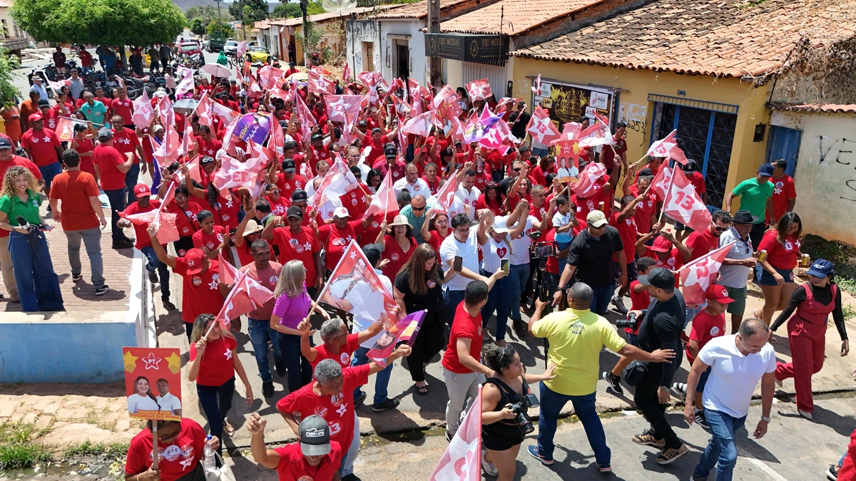 Em caminhada, Pauliana e governador reúnem centenas de pessoas em Socorro do Piauí