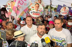 Fábio Novo em caminhada no bairro São João (Foto: James Rodrigues/Conecta Piauí)