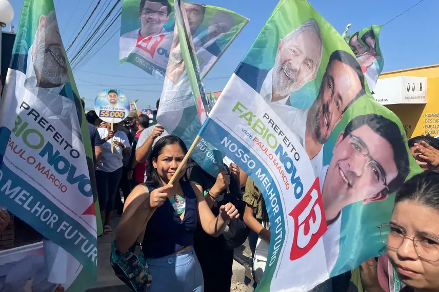 Fábio Novo realiza caminhada com muitos apoiadores na zona Leste de Teresina