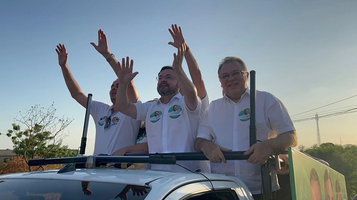 Fábio Novo realiza caminhada na zona Sul de Teresina